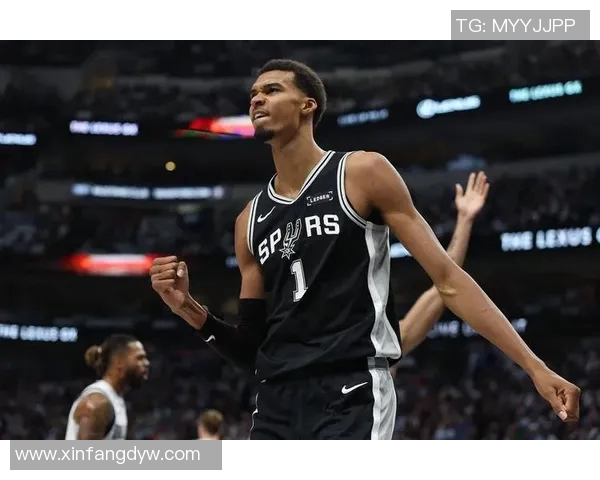 文班亚马首场比赛表现抢眼5次盖帽并隔扣字母哥引发热烈讨论